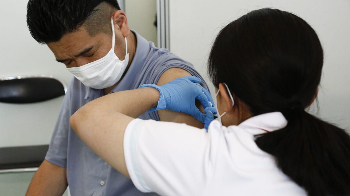 Vakcínu Moderna v Japonsku kontaminovaly „částice kovu“